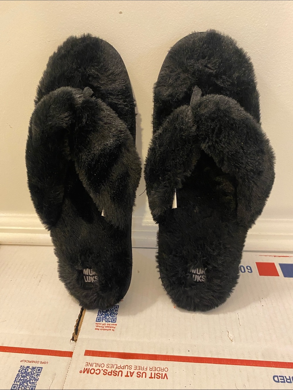 Muk Luks Size XL(11-13) Slippers good condition